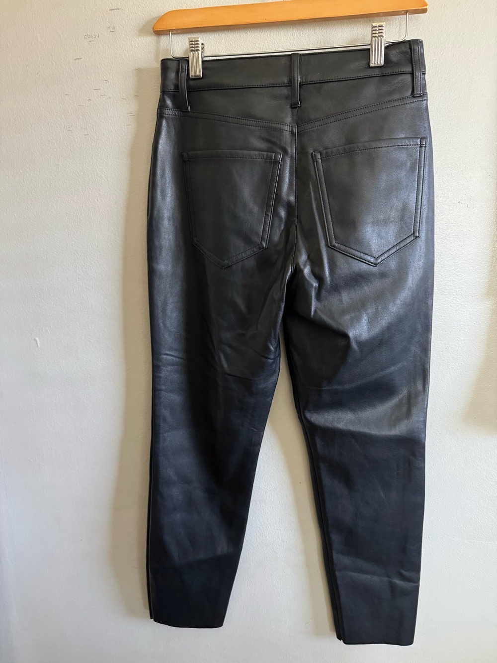 Express 90s skinny high rise black pleather jeans size 4 short new with tags - Picture 6 of 11
